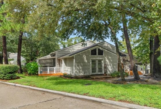 59545828 39 april village